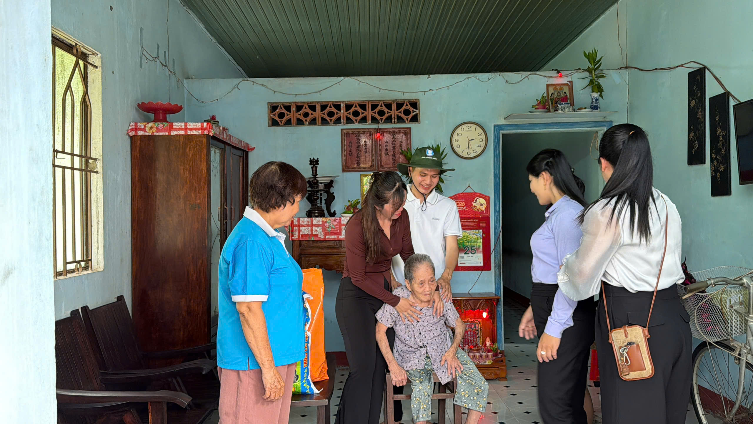 GÓI TRỌN YÊU THƯƠNG: CÔNG TY PHÚC VƯƠNG MANG HƠI ẤM ĐẾN TẬN NHÀ